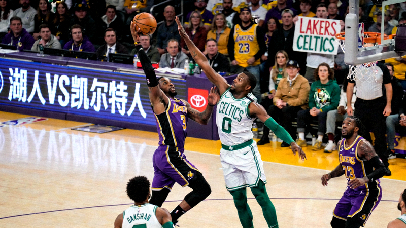 NBA篮球比赛现场直播画面，湖人队与凯尔特人队激烈对抗